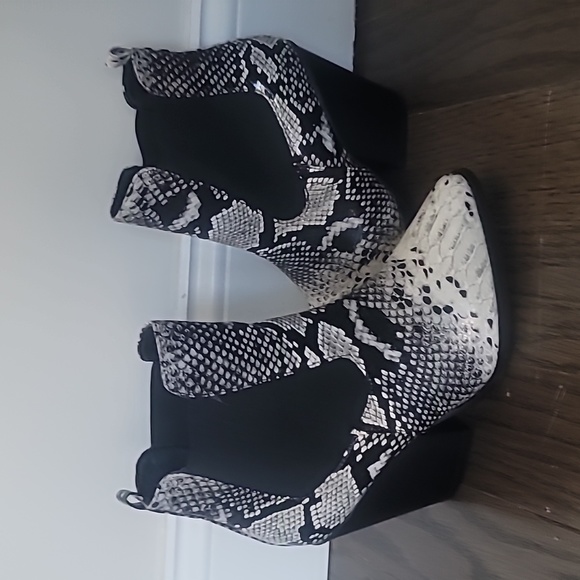 FTF snakeprint booties w size 8 - Picture 7 of 10